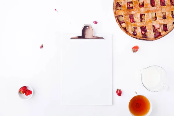 Leere Papierkarte und Kuchen — Stockfoto