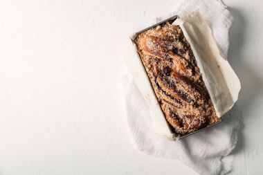 Çikolatalı babka pişirme tepsisi içinde