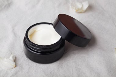 siyah krem kavanoz açın