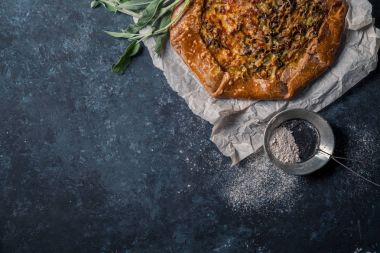 soğan Galette'ye adaçayı ile