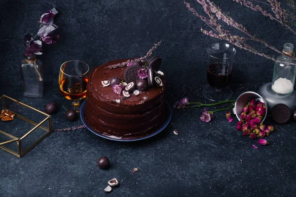 Chocolate cake with ganache cream — Stock Photo, Image