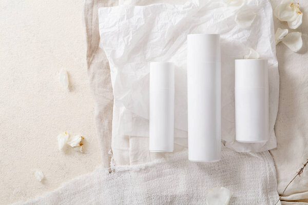 белые косметические диспенсеры
