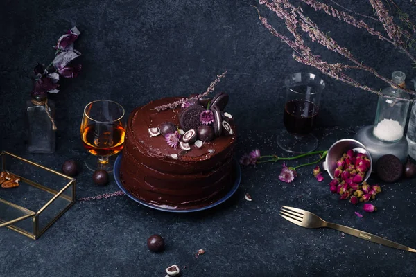 Chocolate cake with flowers decoration — Stock Photo, Image