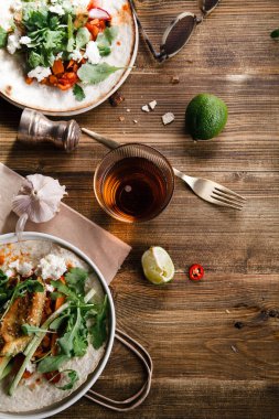 Kızarmış avokado ile Meksika tacos