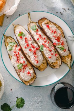 Khachapuli, ızgara patlıcan ve pkhali