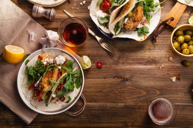 Taco bira, limon ve zeytin ile