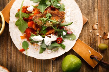 Avokado, domates ve yeşillik ile tacos