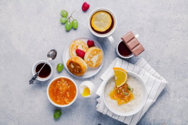 yulaf lapası, yulaf ezmesi, krep ve çilek