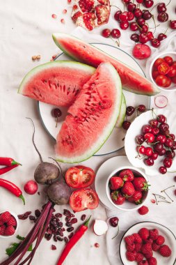 Kırmızı meyve ve sebze