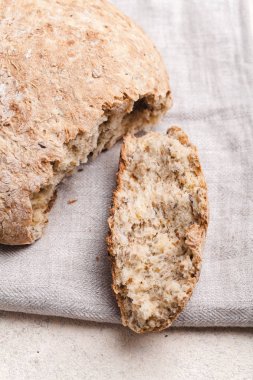 ev yapımı tahıl ekmeği havlu üzerinde