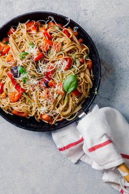 domates fesleğen pesto makarna