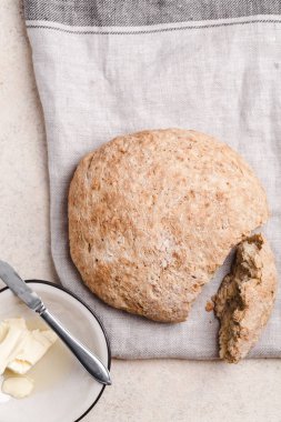 plaka üzerinde tereyağlı ekmek