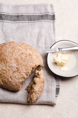 plaka üzerinde tereyağlı ekmek