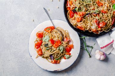 domates fesleğen pesto makarna