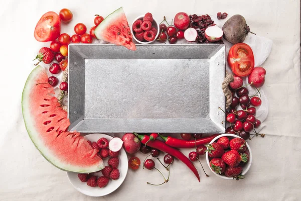 Frutta e verdura intorno a vassoio metallico — Foto Stock