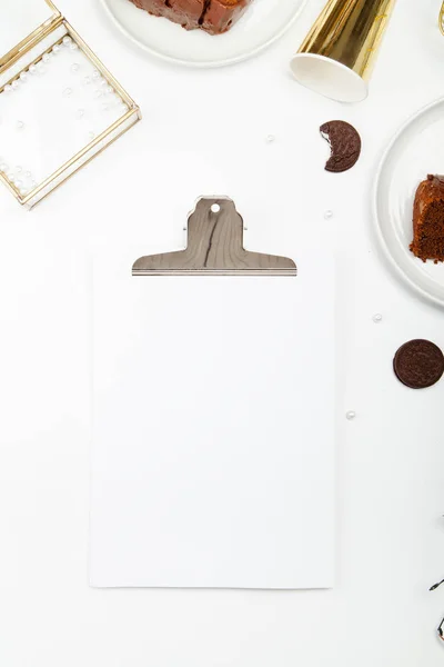 Papel vacío, pastel de chocolate y galletas —  Fotos de Stock