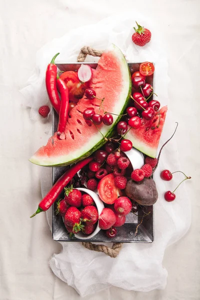 Frutta e verdura su vassoio — Foto Stock