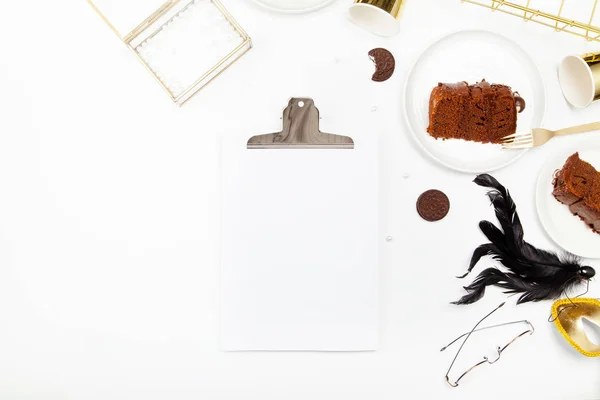 Karta, čokoládový dort a party podrobnosti — Stock fotografie