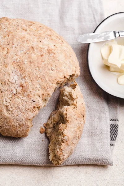 Pan casero con mantequilla — Foto de Stock