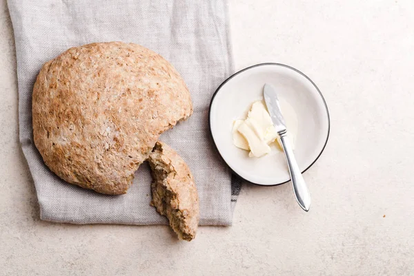 Chleb z masłem na talerzu — Zdjęcie stockowe