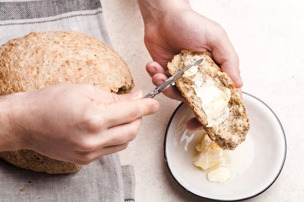Ręce rozprzestrzeniania się masło na chleb — Zdjęcie stockowe