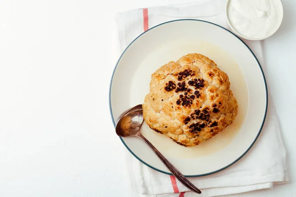 Cavolfiore arrosto con salsa di formaggio di capra — Foto Stock