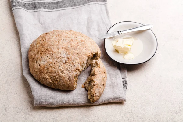 Chleb z masłem na talerzu — Zdjęcie stockowe