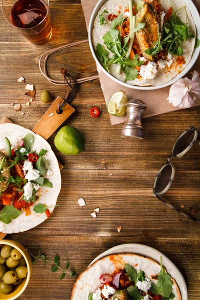 Tacos com abacates, tomates e verduras — Fotografia de Stock