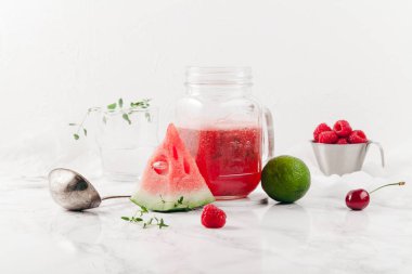 karpuz ve çilek limonata ile jar