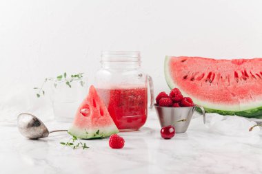 karpuz ve çilek limonata ile jar