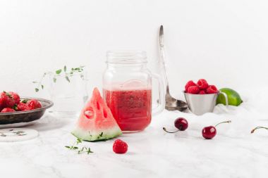 karpuz ve çilek limonata ile jar