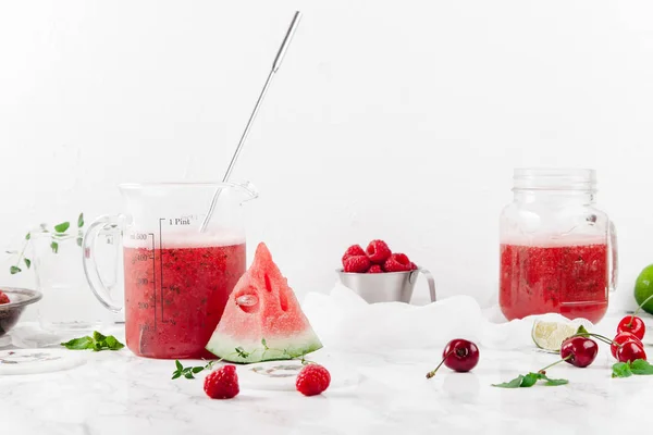 Wassermelone und Erdbeerlimonade — Stockfoto