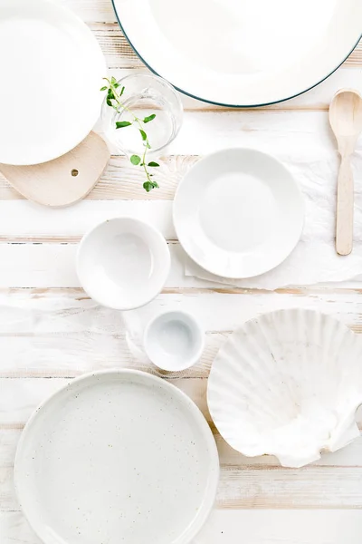Set aus keramischen Tellern und Schalen — Stockfoto