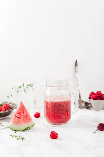 Tarro con sandía y limonada de fresa — Foto de Stock