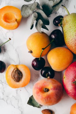 Muz, kayısı, armut ve kiraz