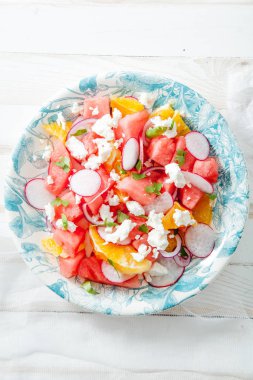 Turuncu, turp ve soğan salatası