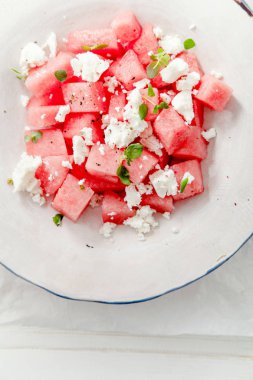 Taze yaz karpuz salatası