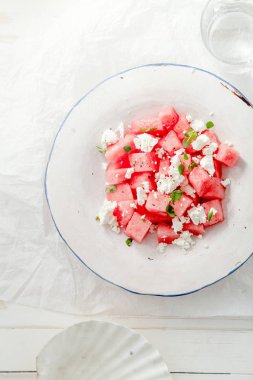 Taze yaz karpuz salatası