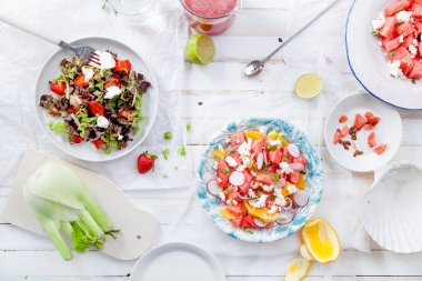 taze salata meyve ve çilek ile