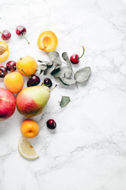 Taze çiğ yaz meyve 