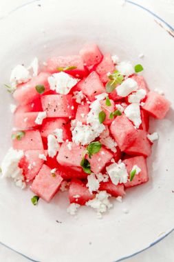 Taze yaz karpuz salatası