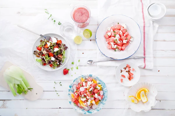 Свіжі салати з фруктами та ягодами — стокове фото