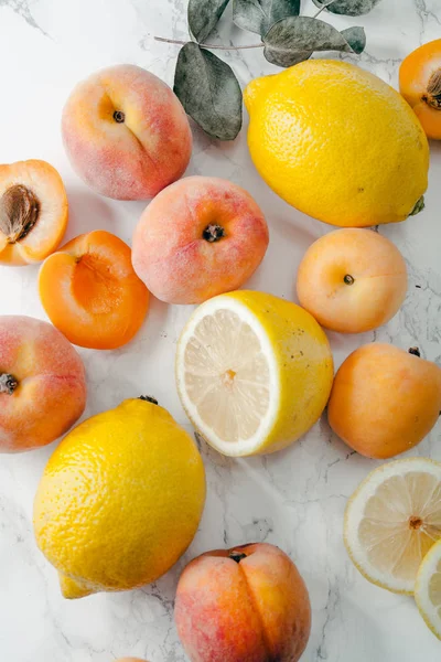 Fruits d'été jaunes et orange — Photo