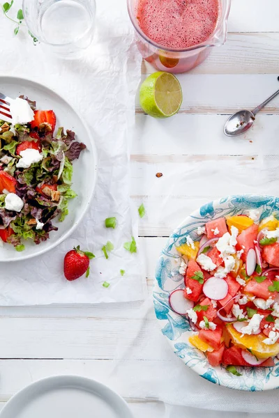 Свіжі салати з фруктами та ягодами — стокове фото