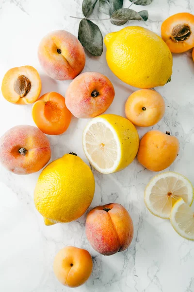 Fruits d'été jaunes et orange — Photo