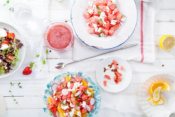 Салати з фруктами та ягодами — стокове фото
