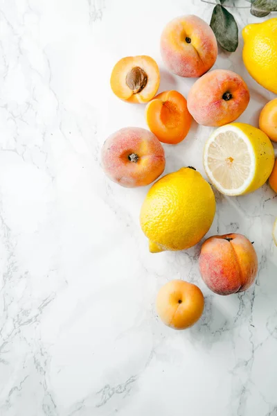 Fruits d'été jaunes et orange — Photo