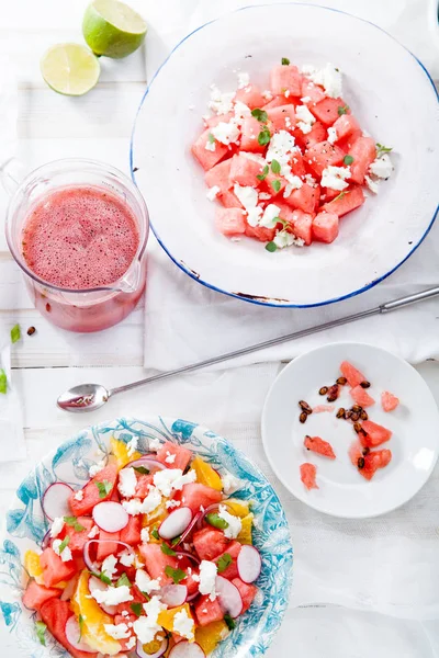 Салати з фруктами та ягодами — стокове фото