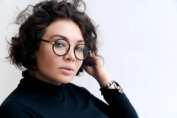 moda gözlüklü esmer kadın