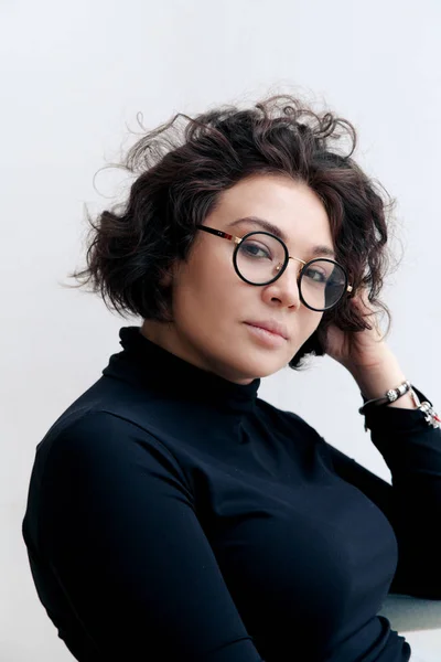 Brünette Frau mit modischer Brille — Stockfoto